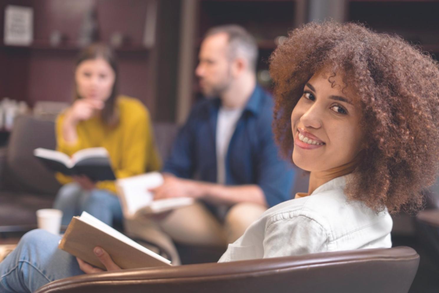 Entrepreneurs travaillant sur leur projet de création d'entreprise